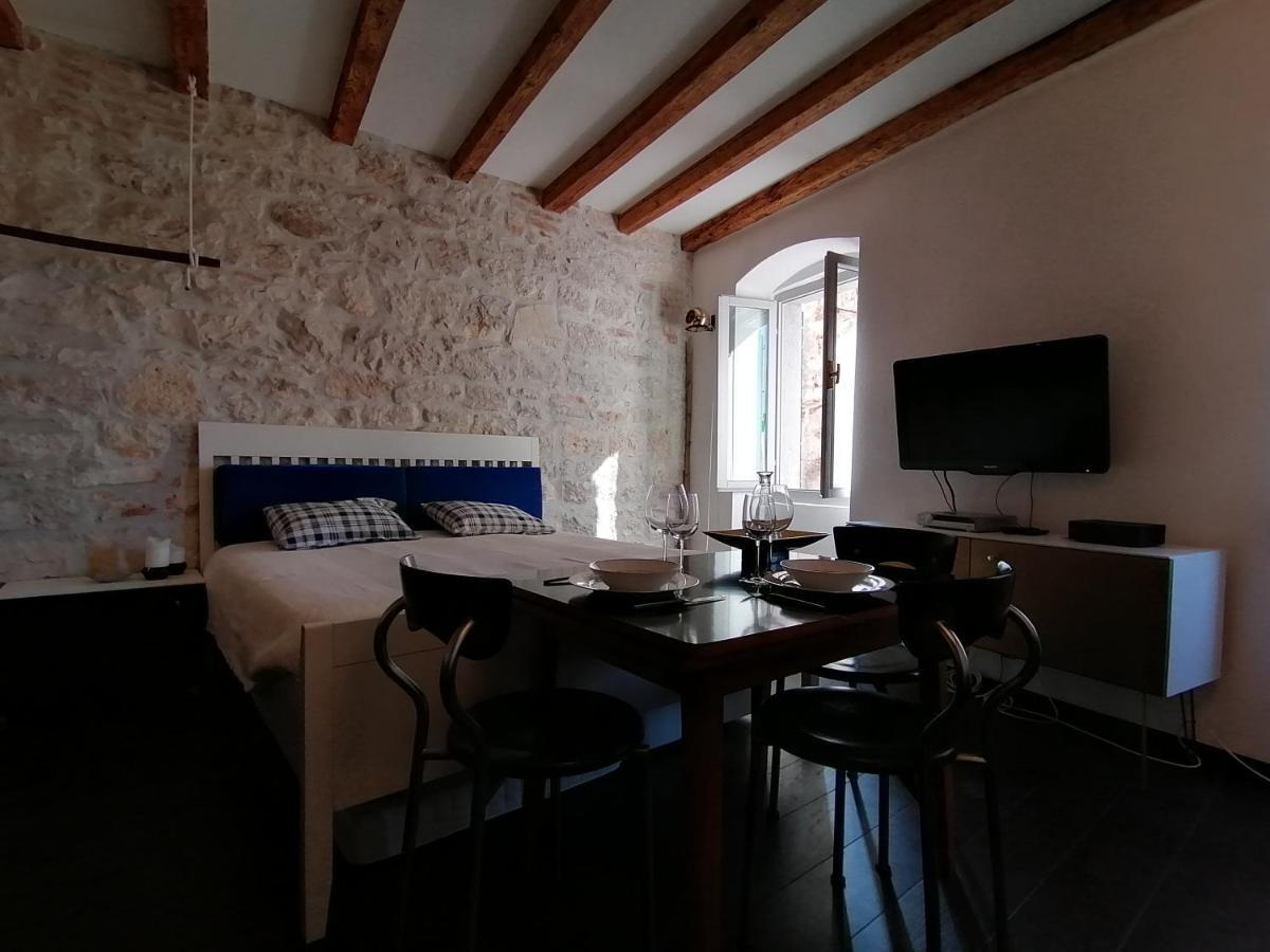 Glamour Apartment Sea View Ровин Екстериор снимка