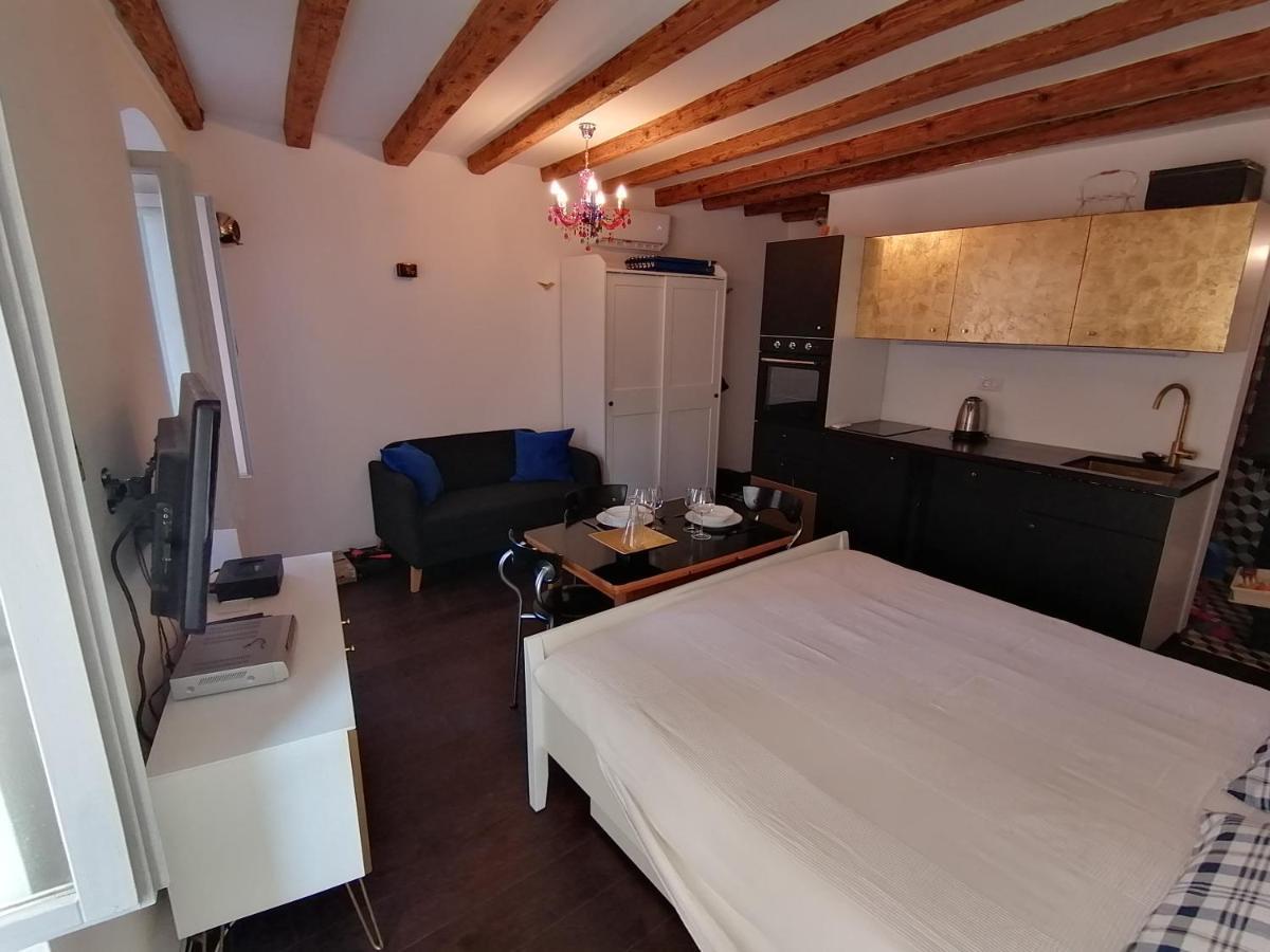 Glamour Apartment Sea View Ровин Екстериор снимка