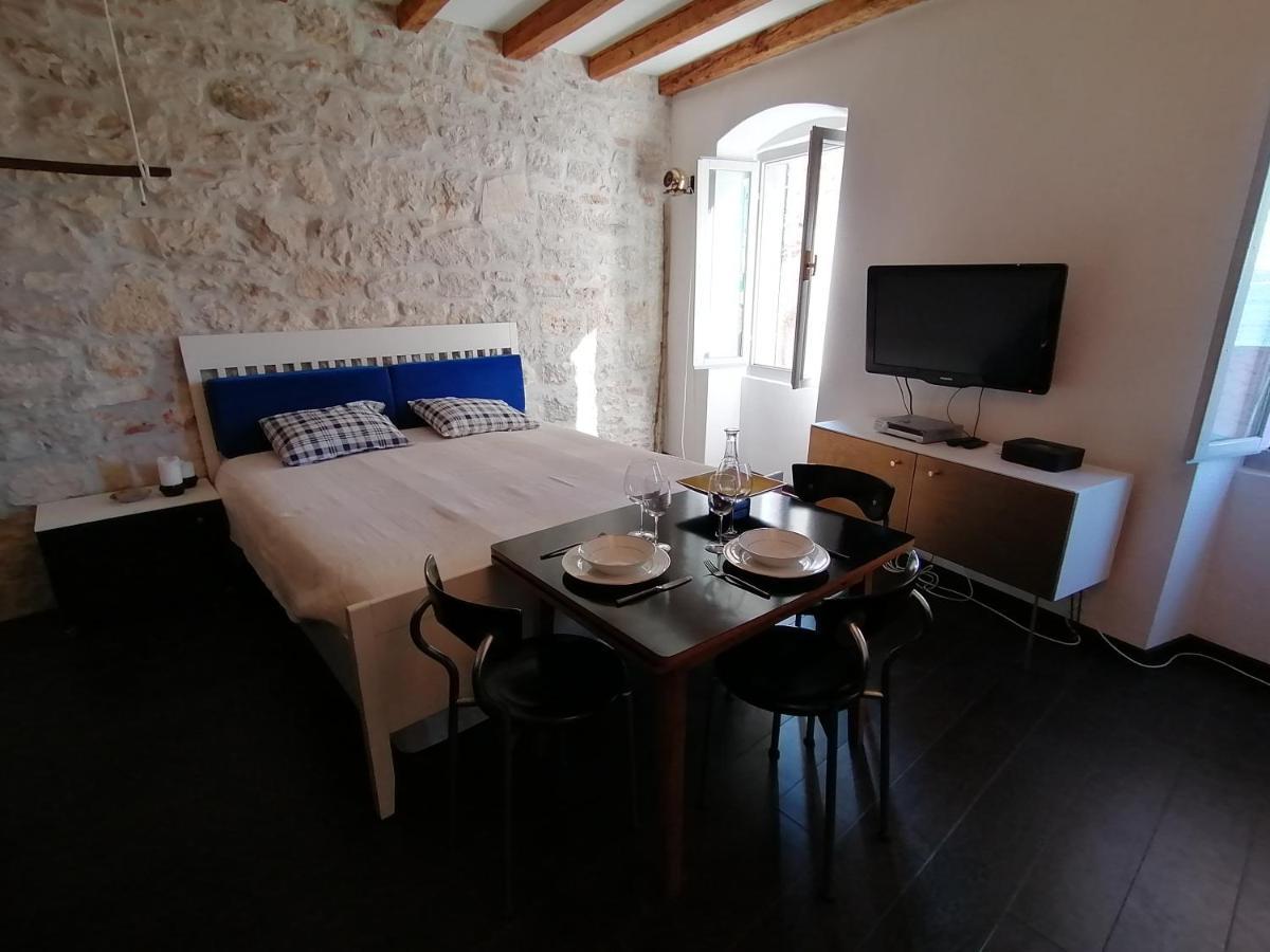 Glamour Apartment Sea View Ровин Екстериор снимка