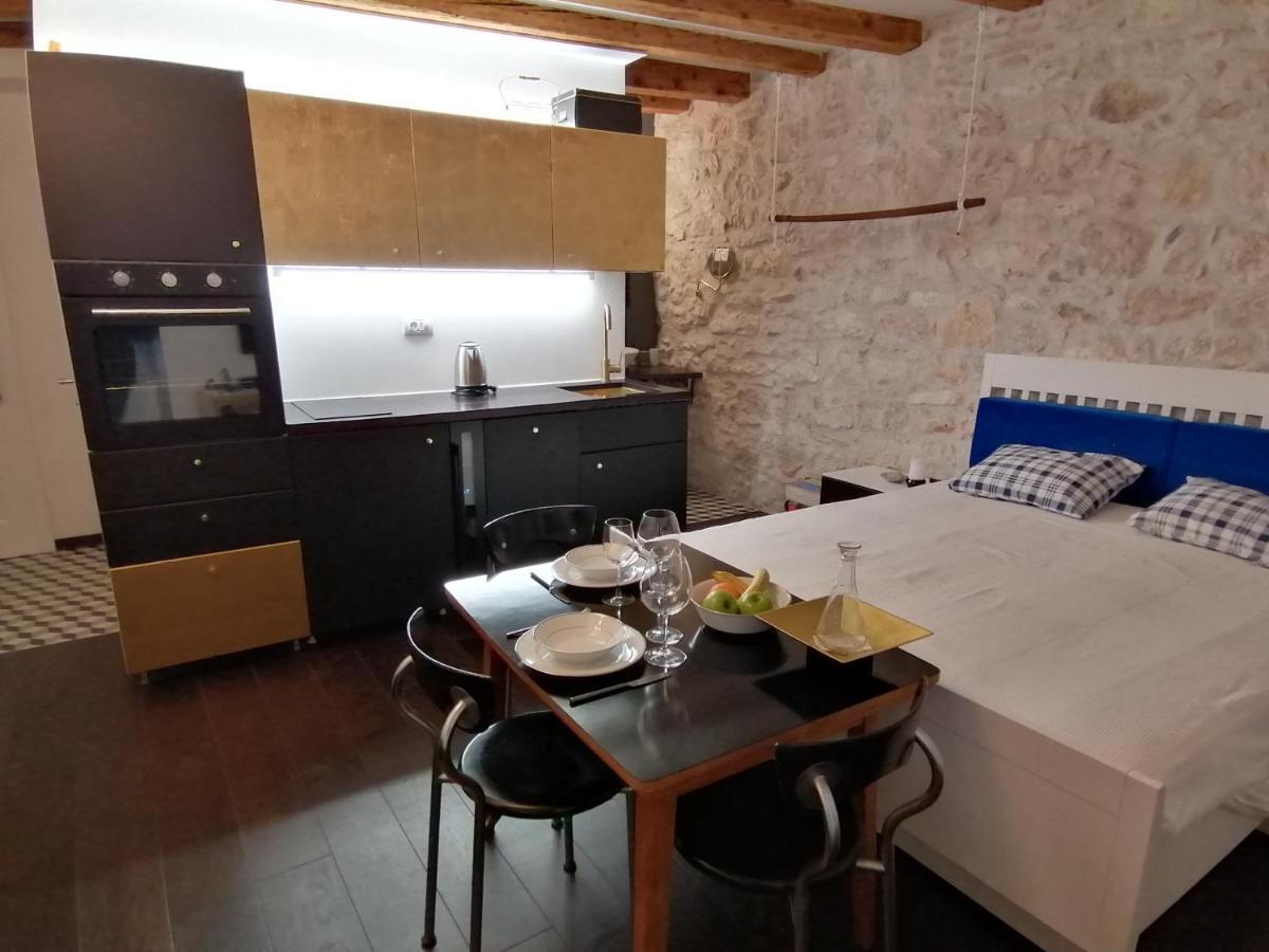 Glamour Apartment Sea View Ровин Екстериор снимка